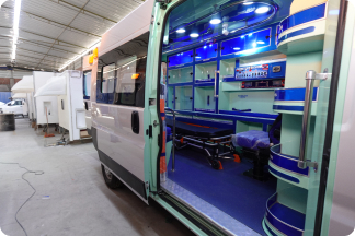 Foto de fachada derecha de ambulancia con la puerta abierta se observa su equipo médico