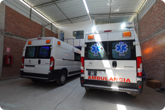 Dos Ambulancias estacionadas, recién fabricadas y listas para comprar en el local de CAMETAL SAC en Carabayllo, Lima